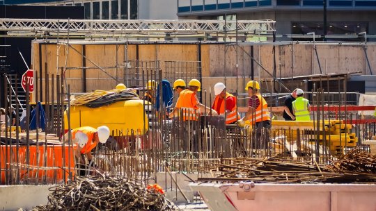 Volumul lucrărilor de construcţii, în scădere cu 0,2%, la patru luni (INS)