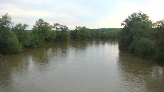 Râuri din 12 judeţe sub cod portocaliu de inundaţii, până miercuri