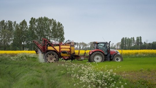 Conform unui studiu, în cazul în care alături se află câmpuri ecologice, fermele convenționale utilizează mai multe pesticide