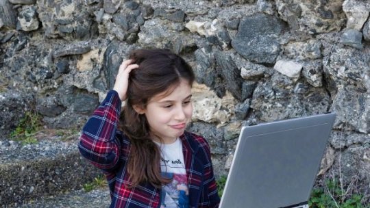 Violența online devine rutină pentru copiii din România. Specialiștii cer reguli mai dure pentru rețelele sociale